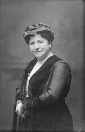 Vrouwtje Tabakspinder-Granaat, 1914.jpg