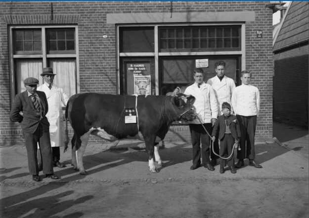 Ben Magnus wint de eerste prijs, Paaschveetentoonstelling 1937.jpg