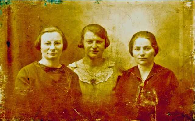 Betje, Eva en Lena Berg.jpg