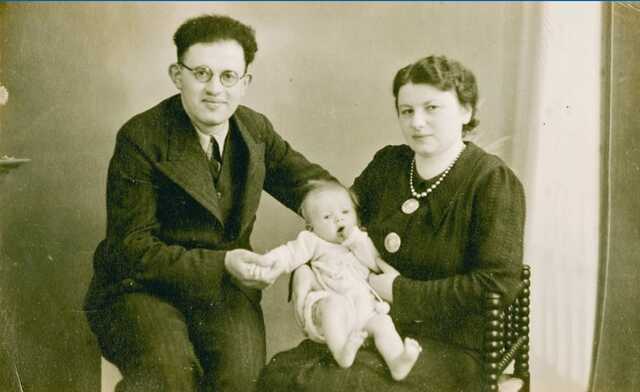 Eva Dina Braunhut-Berg met haar man Saul en hun zoontje Matisjahu.jpg