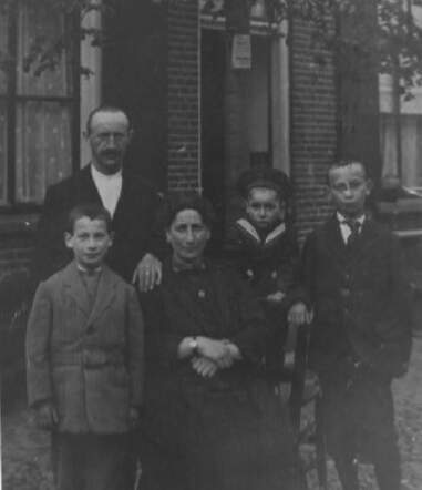 Gerrit en Rebekka de Lange-Muller met hun zoons Alex, Ruben en Simon.jpg