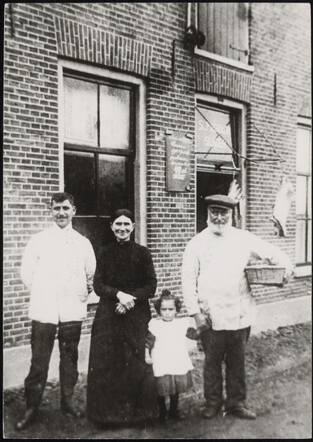 Johanna Zilverberg-Pagrach als kind, met haar grootouders Samuel en Johanna Pagrach-Polak en links haar vader Abraham Pagrach.jpg