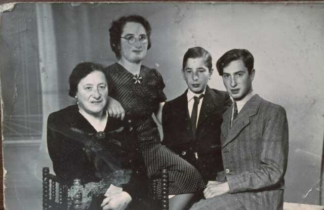 Josephine Spanjar-de Lange met haar kinderen Hendrina, Israel en Ruben.jpg