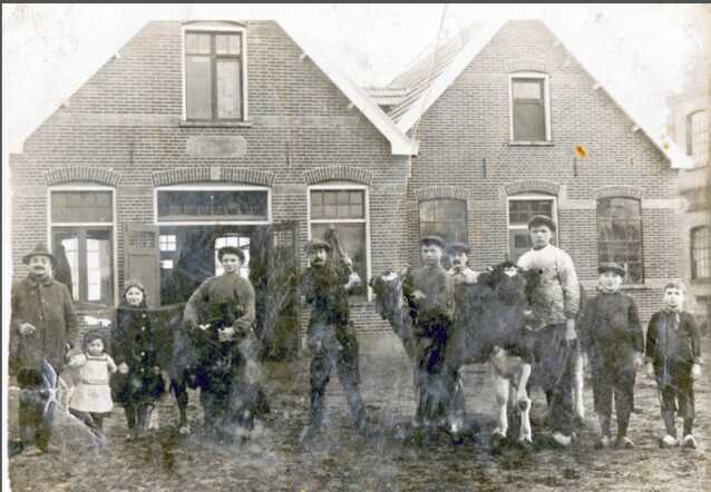 Leden van de familie Pagrach voor het slachthuis.jpg