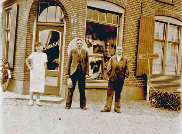 Meijer en Eva Smeer-Pagrach voor hun huis.jpg