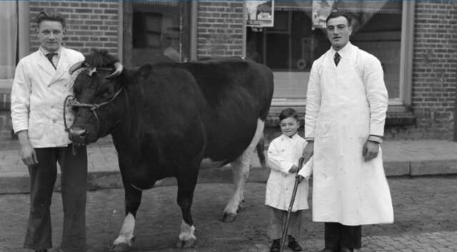 Samuel Jacob Berg (rechts) met zijn zoontje Simon voor de slagerij.jpg