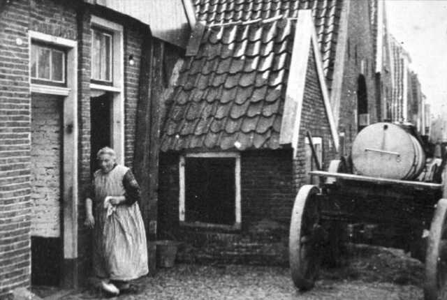 Sara Cohen bij haar huisje.jpg