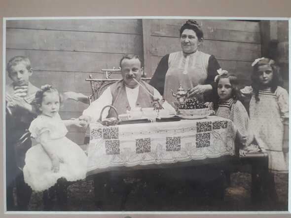 Gezin van Straaten; Henriette zit naast haar moeder
