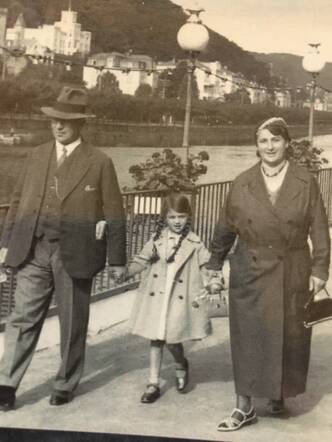 Ruth met haar ouders, Jakob Scheuer en Helene Daniël-Scheuer in Bad EMS aan de rivier de Rijn in 1934