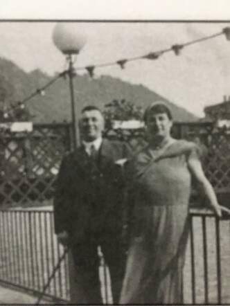 Jakob Scheuer samen met zijn vrouw Hélène Scheuer-Daniel in Bad Ems aan de rivier de Rijn in 1934