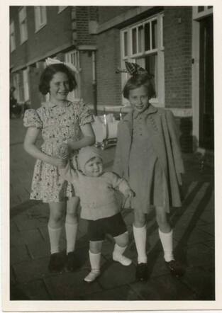Mei 1940 links Rita Goudeket.jpg