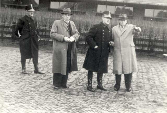 8199 - vlnr commandant Den Besten - locoburg R de Bruin - luitenant Schouten en burg Bramer anno 1934 bouw zwembad.tif