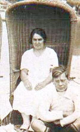 tante Betsie met Victor.jpg
