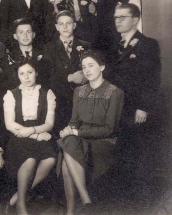 Hermine Hertz, Rela Hertz-Heijmans (zittend) en Jaques Gustave Hertz (staand). Bruiloft in Venlo 1942 van Hermine en Walter Bonn.