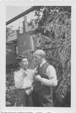 4 Hans Zilversmit met oom Richard Kaufmann Geleen Aug '42.jpg