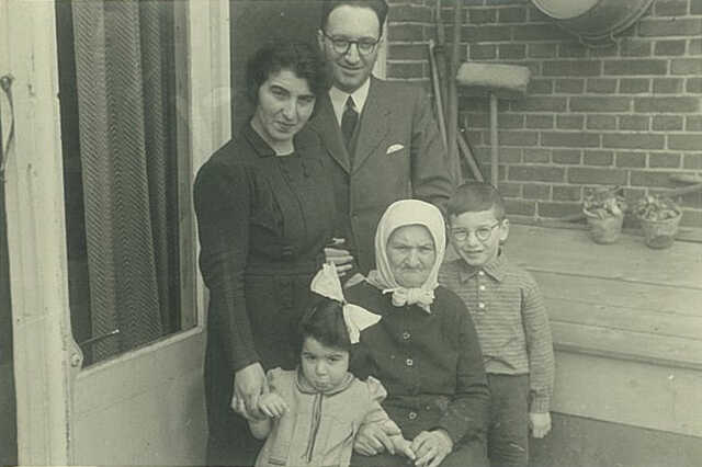 Chancie met haar man Abraham, kinderen Hijman en Thea Henriette en haar grootmoeder Feige.jpg