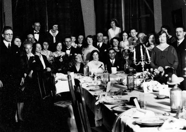 Familiefoto, genomen bij het eerste huwelijk van Jeannette Fregge met Abraham Grünwald op 20 augustus 1931.