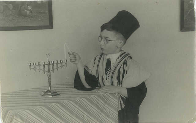 Hijmie steekt de Menorah aan.jpg