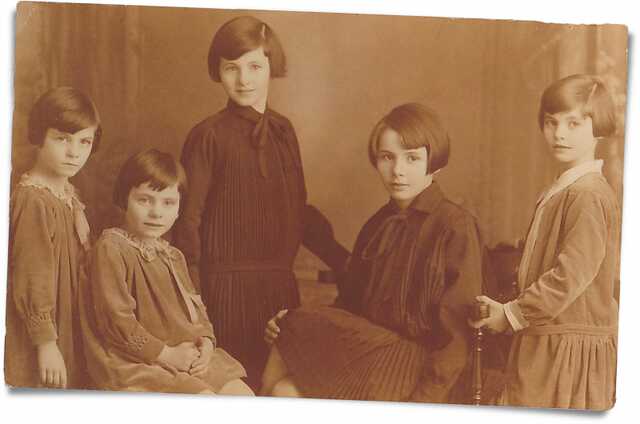 De vijf zusjes Uijekruijer. Geheel links Emmy (1920), daarnaast Sonja (1922). In het midden Jetty (1917), naast haar Celine (1916) en geheel rechts Bep (1919).