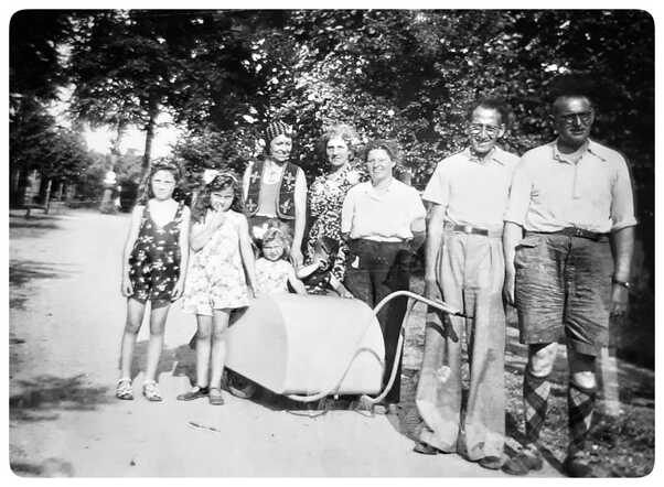 Jacob Lissing (rechtsvoor), zijn vrouw Elfriede Lissing-Richarz (linksachter) met vrienden en hun respectieve kinderen. Ongeveer 1941.