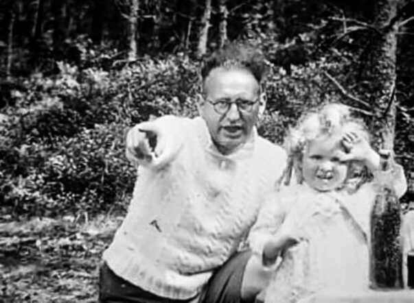 Jacob Lissing met één van zijn dochters, Yvonne Lissing. Ongeveer 1941.