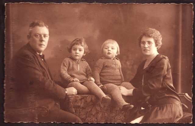 Herman de Leef met zijn tweede vrouw, Ermpje Kuijt, en hun twee zonen, Harry Kuijt en Bob Kuijt