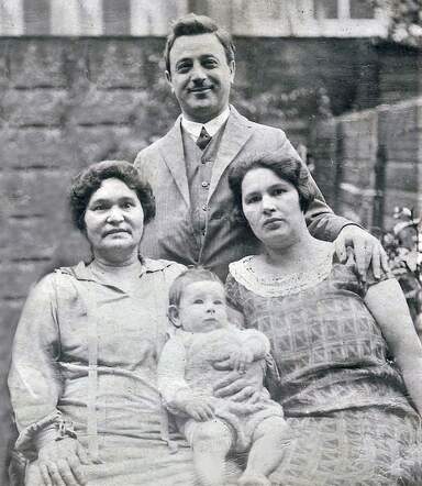 Abraham ('Bram'), Jochwet ('Jeanette') and baby Eduard (Edi), with Jochwet's mother, Sabine Beder (Sara). 1928.