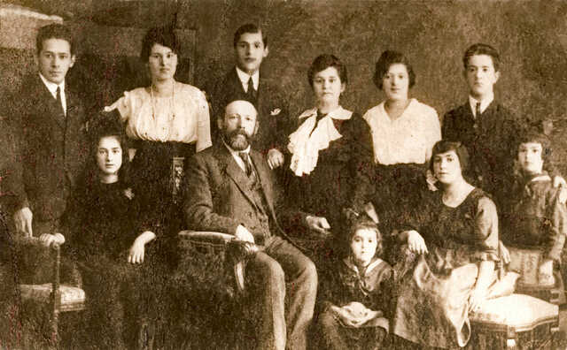 Sabine & Simche Beder and their 9 children.