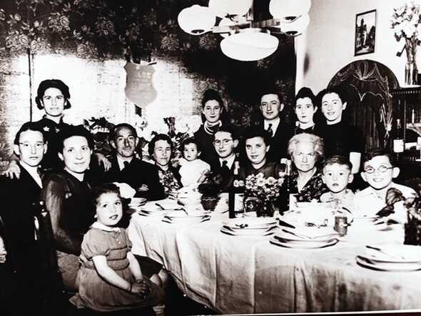 Groepsfoto ter gelegenheid van het 25-jarig huwelijk van Benjamin Querido met Schoontje Pais op 9 augustus 1942