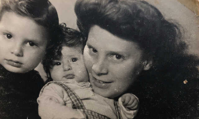 Judith Pais-Hofman met Jacob Delden en Greetje Pais