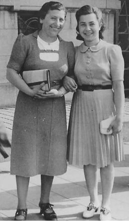 Ergica Katscher met haar pleegmoeder Esther Klafter-Mok.jpg