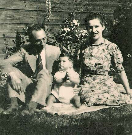 The family, 1940: Izrael, Leyni and son Simi (Sigmund, later Shimon)