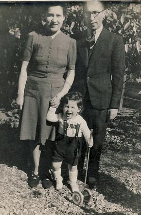 The family, 1941: Izrael, Leyni and son Simi (Sigmund, later Shimon)
