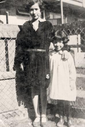 Clara Velleman met haar oudere zus Selma, circa 1930.jpg