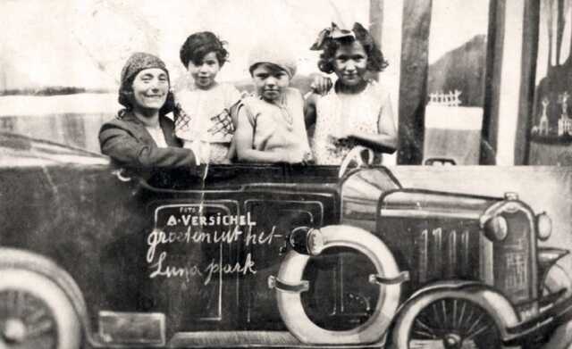 Femmetje Velleman-Spier met haar dochters Clara en Femma, en Jo Grobfeld, 1930.jpg