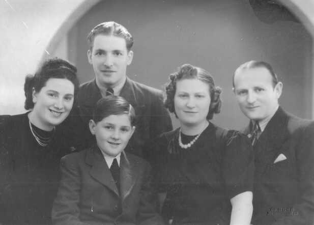 Familiefoto van de twee zusters met pleegbroer en hun echtgenoten.