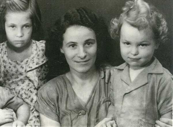 Adele Bähren with children.jpg