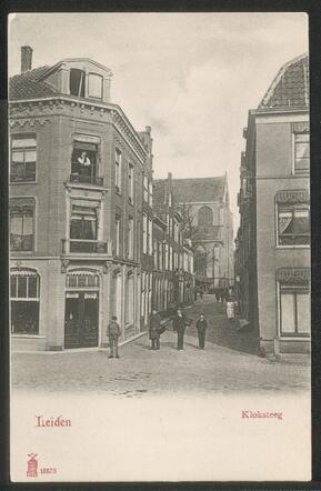 Gezicht in de Kloksteeg rond 1900, met op de voorgrond loopjongens.