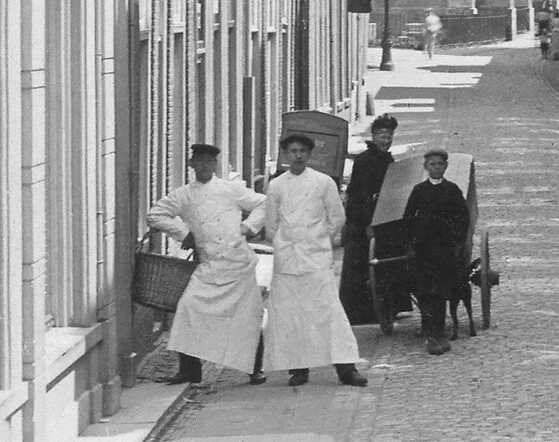 Uitsnede van de foto van de Kloksteeg rond 1910 