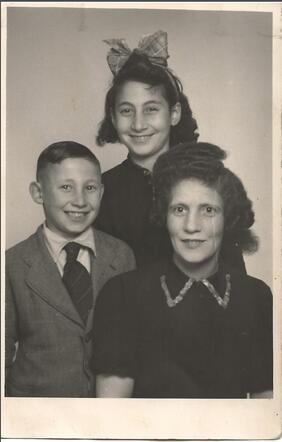 Samuel en Elisabeth Hoogetoren en hun moeder Christina (Stientje) Hoogetoren-da Costa da Fonseca..png