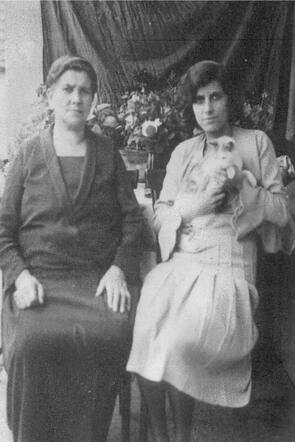 1895 Elisabeth Salomons mit Mutter Ida.jpg