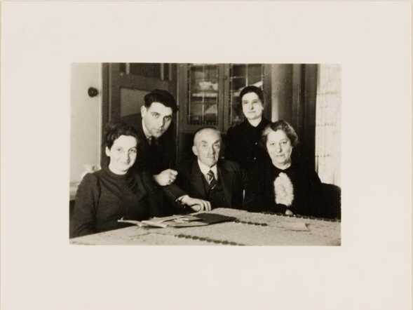 Groepsportret met familie Bonn-de Vries en Van der Hoeden, 1938 