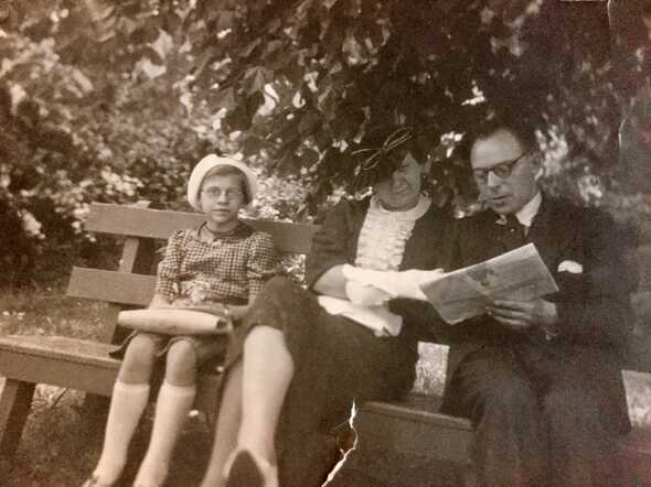 Dit zijn mijn opa Mozes Bosman, zijn vrouw/mijn oma Lisa en hun dochter/mijn moeder Eva.