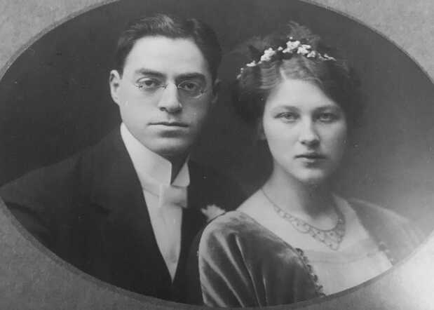 Opa Robert Cohen and Oma Marigje (Maartje) Volker, Jan 26, 1922.jpg