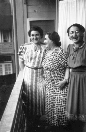 Judith Overste-Jessurun Cardozo (links) met haar moeder en haar zus Eva.png