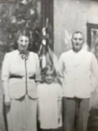 Moritz Daniël with his daughter Inge and wife Erna Rosenfeld 