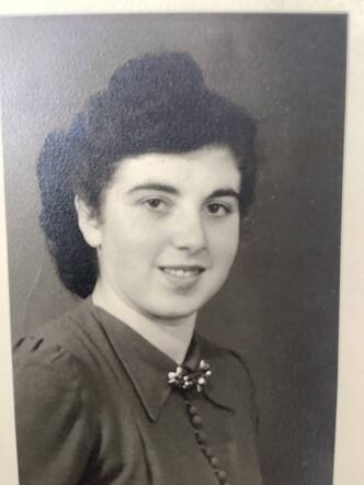 Edith Hartoch as a teenagers in 1939