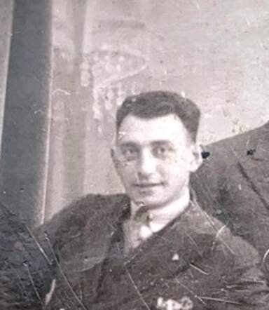 Levie Drukker (gezeten op tafel)