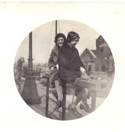 Links  Betty Van der Hoeden-Bonn, rechts Lies Vuijsje-Bovenkerk.