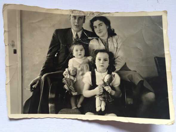 Jan en Mirjam met hun kinderen Anja en Irene. Ongeveer 1951.